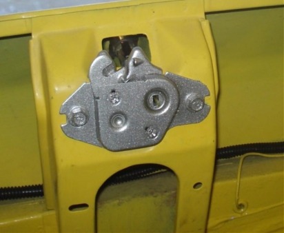 Duster trunk latch in Alien Silver
