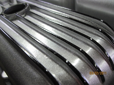 Close up of Mopar Performance valve cover in Alien Silver over Ink Black