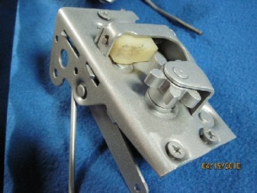 Rebuilt door latch in Silver Glaze (argent)